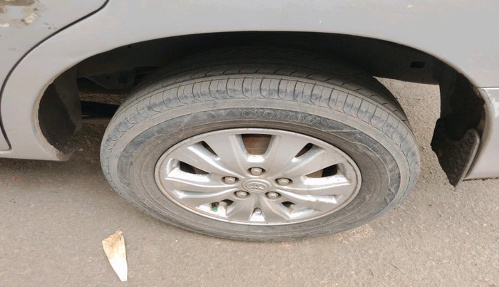 2011 Toyota Innova VX 2.5 8 STR, Diesel, Manual, 1,83,527 km, tyre