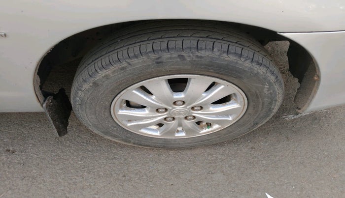 2011 Toyota Innova VX 2.5 8 STR, Diesel, Manual, 1,83,527 km, tyre