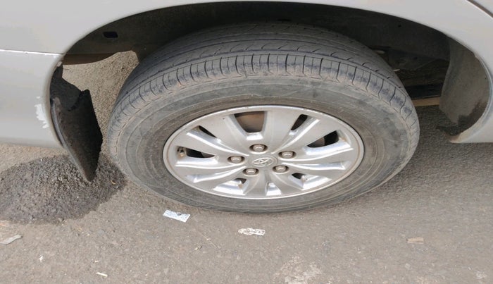 2011 Toyota Innova VX 2.5 8 STR, Diesel, Manual, 1,83,527 km, tyre