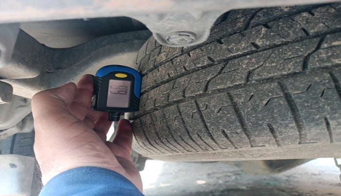 2016 Toyota Innova Crysta 2.4 VX 8 STR, Diesel, Manual, 1,13,230 km, tyre