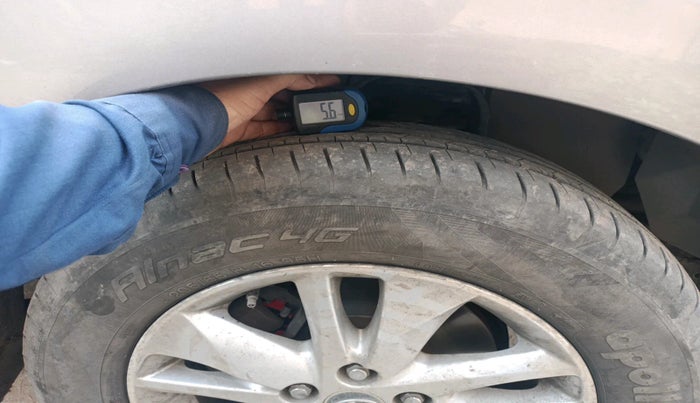 2016 Toyota Innova Crysta 2.4 VX 8 STR, Diesel, Manual, 1,13,230 km, tyre