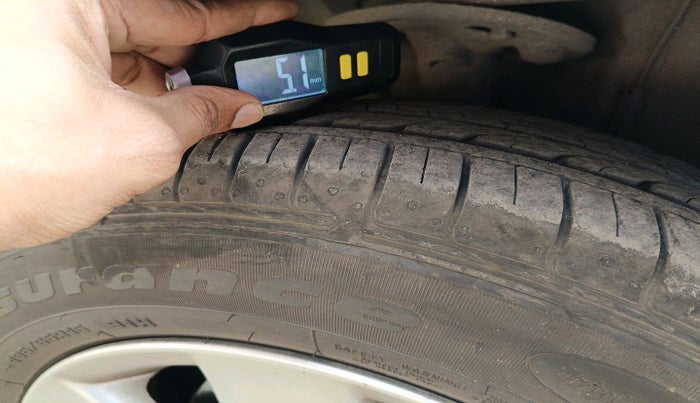 2014 Toyota Corolla Altis G PETROL, Petrol, Manual, 66,809 km, tyre