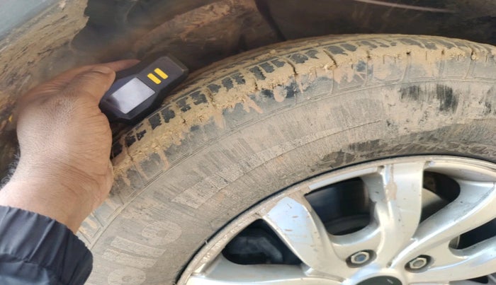 2015 Mahindra XUV500 W10, Diesel, Manual, 1,93,707 km, tyre