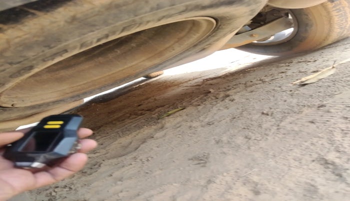 2015 Mahindra XUV500 W10, Diesel, Manual, 1,93,707 km, tyre