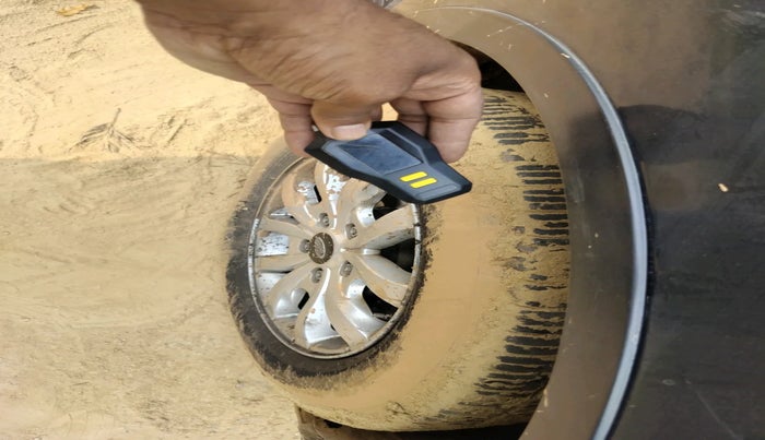 2015 Mahindra XUV500 W10, Diesel, Manual, 1,93,707 km, tyre