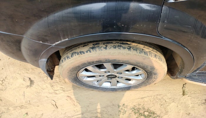 2015 Mahindra XUV500 W10, Diesel, Manual, 1,93,707 km, tyre