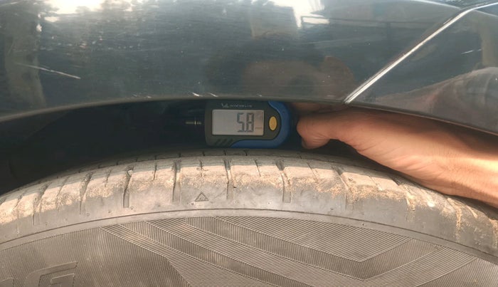 2017 Hyundai New Elantra 2.0 SX(O) AT PETROL, Petrol, Automatic, 77,041 km, tyre