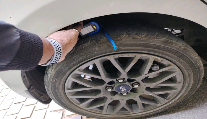 2014 Hyundai Grand i10 SPORTZ 1.1 CRDI, Diesel, Manual, 1,48,606 km, tyre