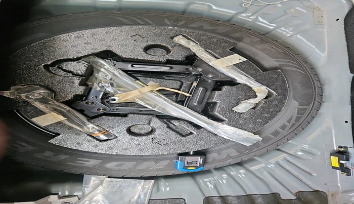 2021 Mahindra XUV300 W8 (O) 1.2 PETROL AMT, Petrol, Automatic, 42,908 km, tyre