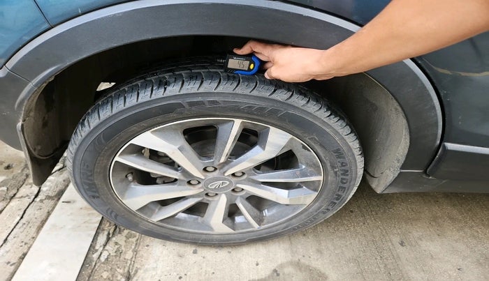 2021 Mahindra XUV300 W8 (O) 1.2 PETROL AMT, Petrol, Automatic, 42,908 km, tyre