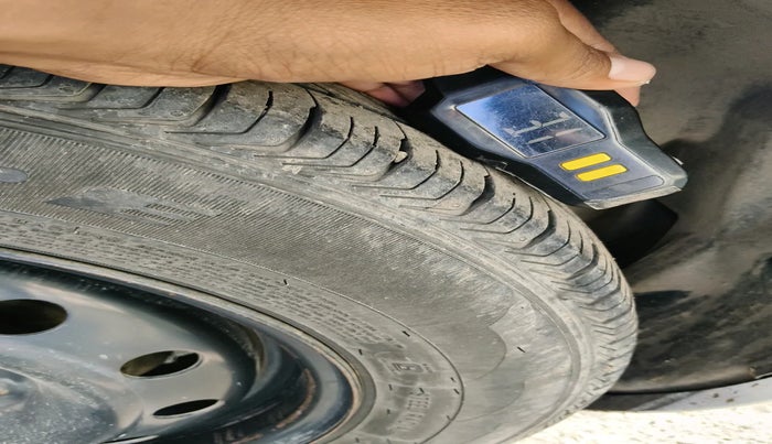 2015 Maruti Swift VDI ABS, Diesel, Manual, 4,06,483 km, tyre