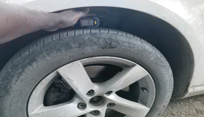 2012 Volkswagen Passat HIGHLINE DSG, Diesel, Automatic, 1,21,319 km, tyre