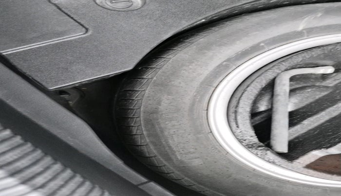 2012 Volkswagen Passat HIGHLINE DSG, Diesel, Automatic, 1,21,319 km, tyre