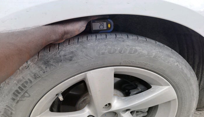 2012 Volkswagen Passat HIGHLINE DSG, Diesel, Automatic, 1,21,319 km, tyre