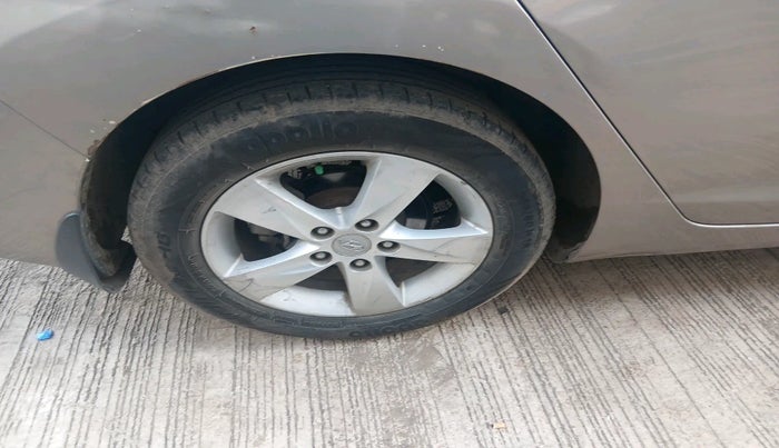 2013 Hyundai New Elantra 1.8 SX MT VTVT, Petrol, Manual, 1,35,786 km, tyre