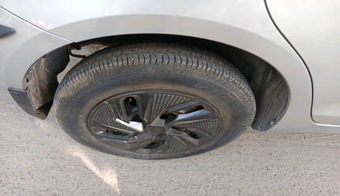 2016 Maruti Swift VXI, Petrol, Manual, 25,950 km, tyre