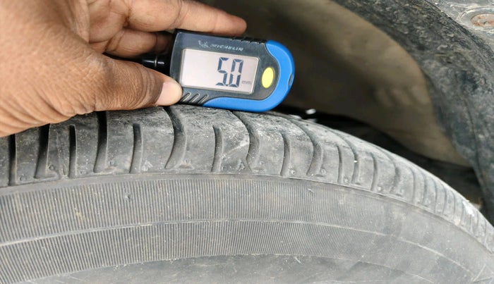 2011 Toyota Innova 2.5 G3, Diesel, Manual, 1,85,495 km, tyre