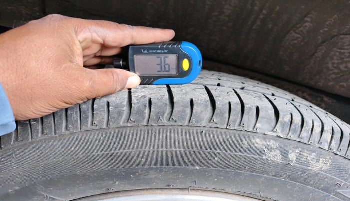 2011 Toyota Innova 2.5 G3, Diesel, Manual, 1,85,495 km, tyre