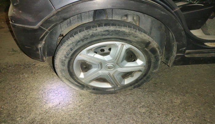 2021 Mahindra XUV300 W6 1.2 PETROL, Petrol, Manual, 1,09,729 km, tyre