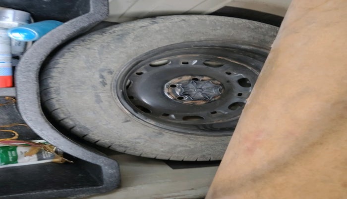 2012 Volkswagen Vento HIGHLINE DIESEL 1.6, Diesel, Manual, 1,15,371 km, tyre