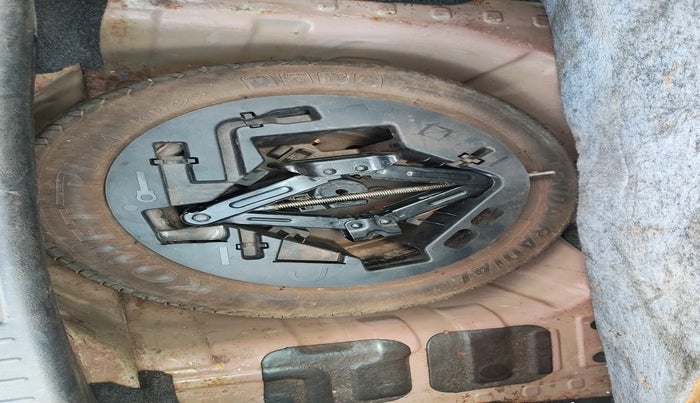 2016 Mahindra Kuv100 K6 6 STR, Petrol, Manual, 95,422 km, tyre