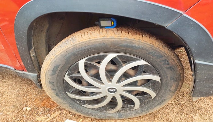 2016 Mahindra Kuv100 K6 6 STR, Petrol, Manual, 95,422 km, tyre