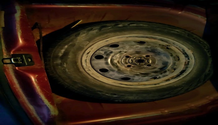 2010 Mahindra Renault Logan GLX 1.4, Petrol, Manual, 40,280 km, tyre