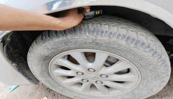 2012 Toyota Innova VX 2.5 8 STR, Diesel, Manual, 1,21,468 km, tyre