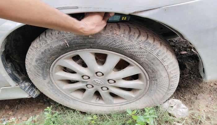 2012 Toyota Innova VX 2.5 8 STR, Diesel, Manual, 1,21,468 km, tyre