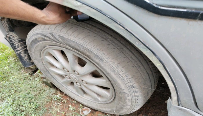 2012 Toyota Innova VX 2.5 8 STR, Diesel, Manual, 1,21,468 km, tyre