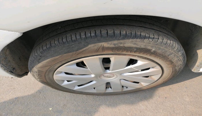 2017 Volkswagen Polo COMFORTLINE 1.2L, Petrol, Manual, 72,628 km, tyre