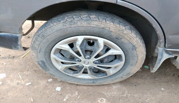 2015 Maruti Eeco 5 STR WITH A/C+HTR, Petrol, Manual, 1,00,882 km, tyre