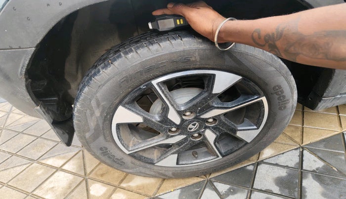 2022 Tata PUNCH ACCOMPLISHED AMT, Petrol, Automatic, 16,752 km, tyre