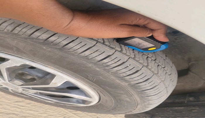 2013 Maruti Swift VXI, Petrol, Manual, 1,28,710 km, tyre