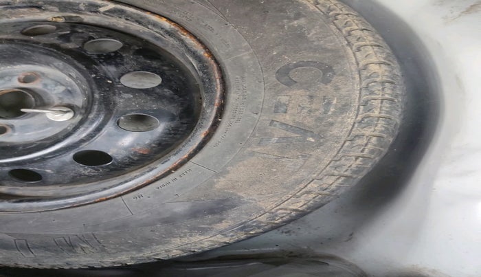 2013 Maruti Swift VXI, Petrol, Manual, 1,28,710 km, tyre