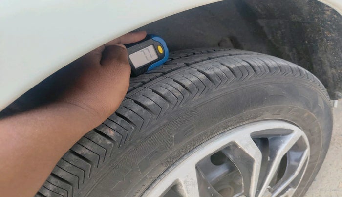 2013 Maruti Swift VXI, Petrol, Manual, 1,28,710 km, tyre