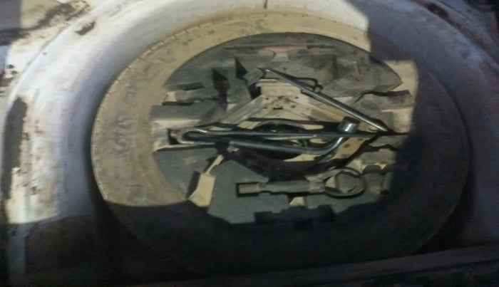 2016 Volkswagen Polo COMFORTLINE 1.2L, Petrol, Manual, 97,613 km, tyre