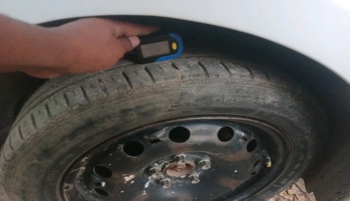 2016 Volkswagen Polo COMFORTLINE 1.2L, Petrol, Manual, 97,613 km, tyre