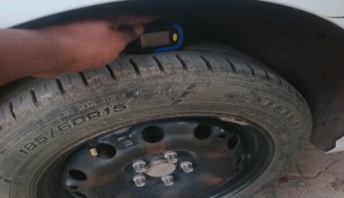 2016 Volkswagen Polo COMFORTLINE 1.2L, Petrol, Manual, 97,613 km, tyre