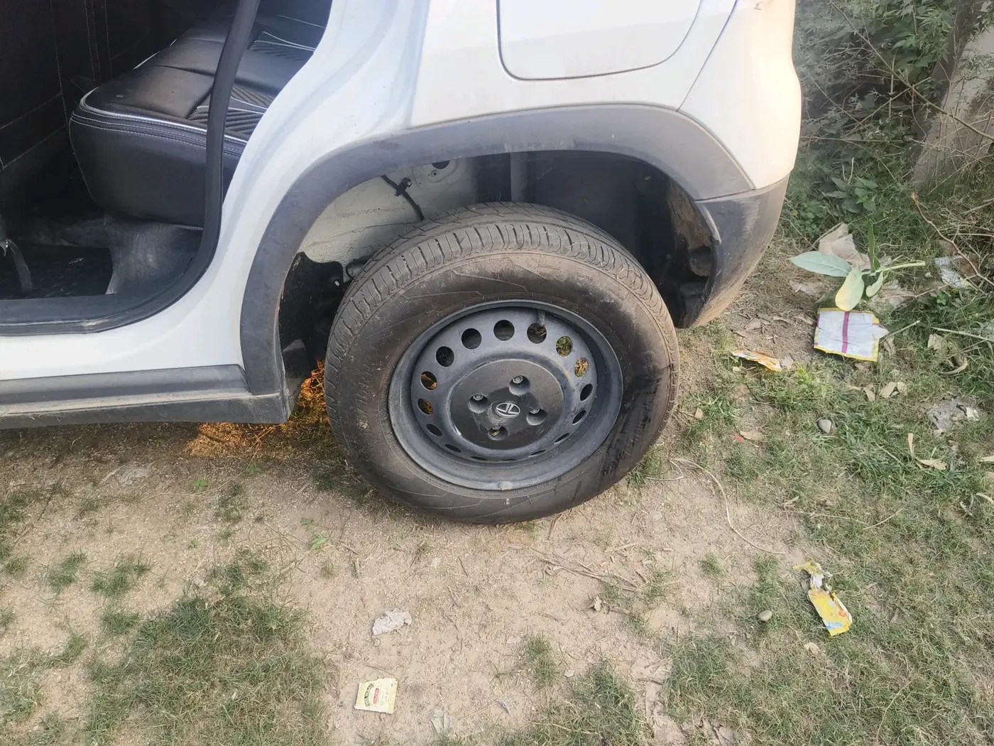 2023 Tata PUNCH PURE MT, Petrol, Manual, 15,566 km, tyre