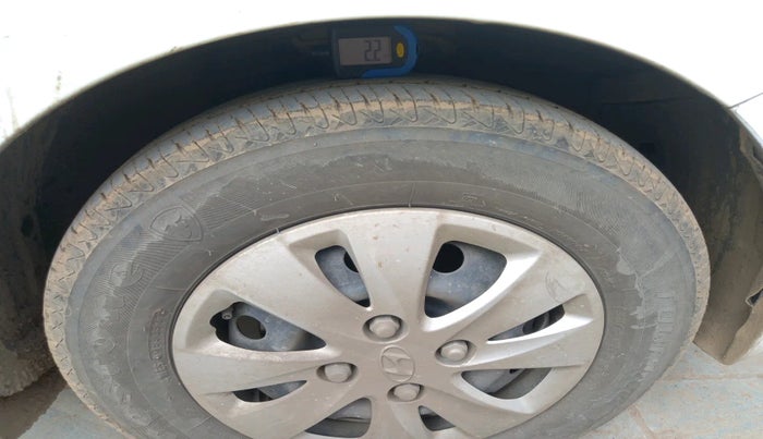 2012 Hyundai i10 MAGNA 1.1, Petrol, Manual, 1,04,196 km, tyre