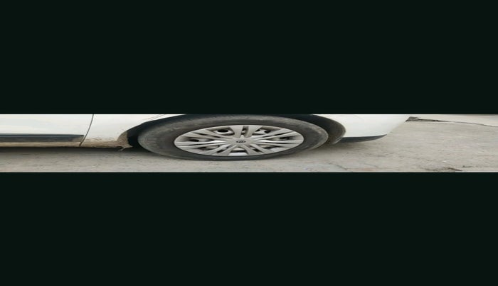 2015 Renault Lodgy 85 PS RXE 7 STR, Diesel, Manual, 1,12,858 km, tyre