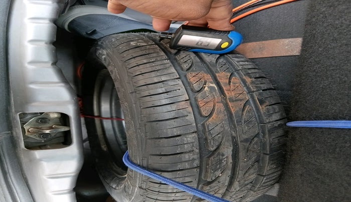 2013 Hyundai Eon ERA +, Petrol, Manual, 68,343 km, tyre