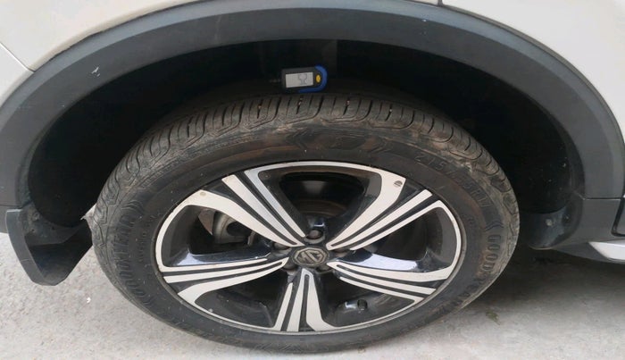 2023 MG ASTOR SAVVY 1.5 CVT, Petrol, Automatic, 15,850 km, tyre