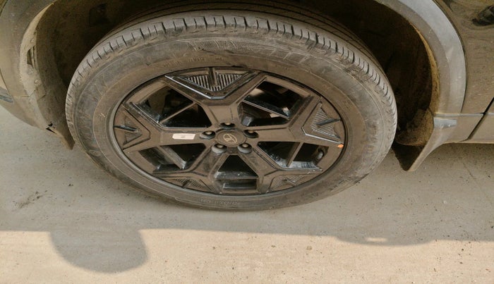 2024 Tata Safari ACCOMPLISHED DARK EDITION AT, Diesel, Automatic, 42,349 km, tyre