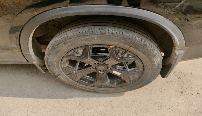 2024 Tata Safari ACCOMPLISHED DARK EDITION AT, Diesel, Automatic, 42,349 km, tyre