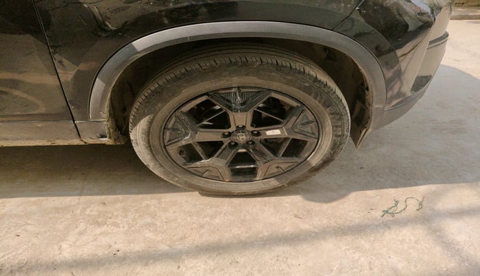 2024 Tata Safari ACCOMPLISHED DARK EDITION AT, Diesel, Automatic, 42,349 km, tyre