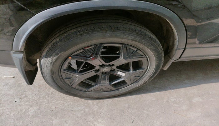 2024 Tata Safari ACCOMPLISHED DARK EDITION AT, Diesel, Automatic, 42,349 km, tyre