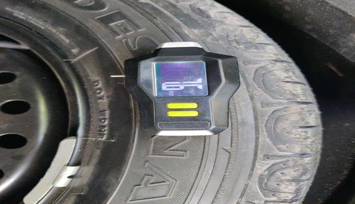 2017 Jeep Compass LONGITUDE (O) 2.0 DIESEL, Diesel, Manual, 1,25,798 km, tyre