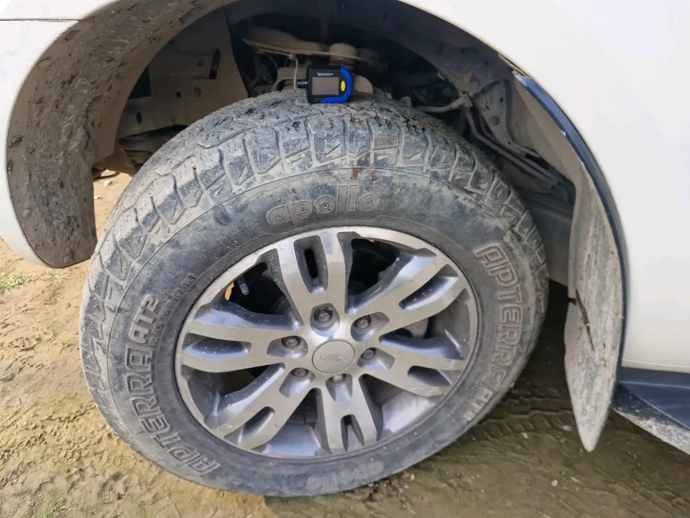 2016 Ford Endeavour TITANIUM 2.2 4X2 AT, Diesel, Automatic, 1,82,473 km, tyre